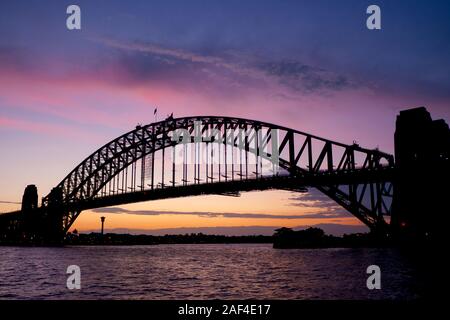 Il Sydney Harbour Bridge di notte, da Jeffrey Street fermata di traghetto a Milsons Point sulla sponda nord, Sydney, Australia Foto Stock