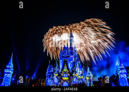 Orlando, Florida. Dicembre 05, 2019. Felicemente mai dopo è spettacolare spettacolo di fuochi d'artificio a Cenerentola del castello e il Magic Kingdom Foto Stock