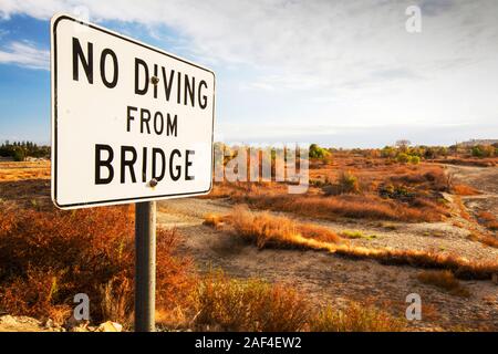 Un nessun segno di immersioni vicino all'asciugò il letto del fiume del fiume Kern a Bakersfield, California, Stati Uniti d'America. A seguito di un inedito e quattro anni di siccità, Foto Stock