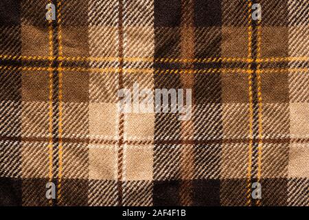 Controllare marrone tessuto. Lana scozzese. Tessuto per rivestire i plaid tuta. Close-up. Sfondo Foto Stock