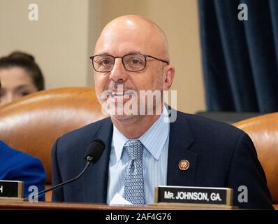 Stati Uniti Rappresentante Ted Deutch (D-FL) parla durante il contrassegno degli articoli di impeachment presso la Casa Comitato Giudiziario a Washington. Foto Stock