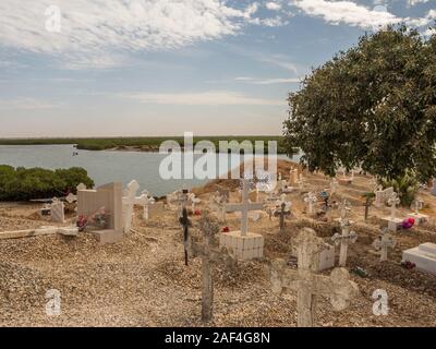 Joal-Fadiout, Senegal - Gennaio, 26, 2019: Vista di misti cimitero islamo-cristiano. Città Joal-Fadiouth e comune nella regione di Thiès alla fine di t Foto Stock