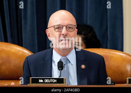 Stati Uniti Rappresentante Ted Deutch (D-FL) parla durante il contrassegno degli articoli di impeachment presso la Casa Comitato Giudiziario a Washington. Foto Stock