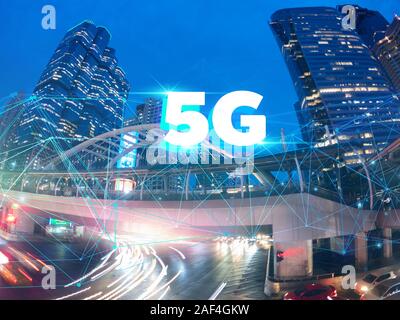 Rete di telecomunicazioni sopra la città, smart wireless la tecnologia Internet per 5G i telefoni intelligenti Foto Stock