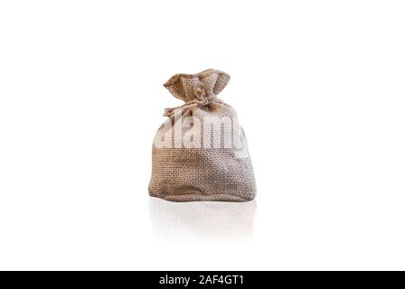 Il marrone scuro denaro sacchetto isolato con percorso di clipping su sfondo bianco. Foto Stock