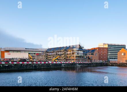 I lavori di costruzione su Waterfront Plaza housing development da Cala Case, Victoria Quay, Leith, Edimburgo, Scozia, Regno Unito Foto Stock