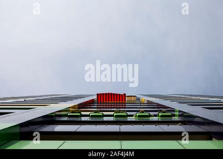 Una vista di fioriere e una tenda da sole sul balcone di un appartamento a torre a Berlino, Germania Foto Stock