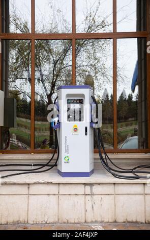 Bukarest, Romania. 01 Dic, 2019. Una stazione di ricarica per i veicoli elettrici sta in piedi di fronte ad un edificio del Ministero dell'ambiente e cambiamento climatico. Credito: Christian Charisius/dpa/Alamy Live News Foto Stock