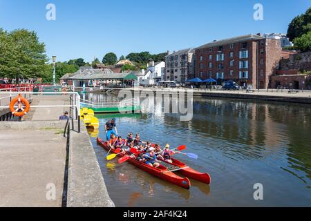 I bambini in barca a remi sul fiume Exe a Exeter Quayside, Exeter Devon, Inghilterra, Regno Unito Foto Stock