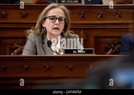 Washington, Distretto di Columbia, Stati Uniti d'America. 12 Dic, 2019. Rappresentante degli Stati Uniti Madeleine Dean (Democratico della Pennsylvania), parla durante una casa noi Comitato Giudiziario audizione in Washington, DC, Stati Uniti, giovedì 12 dicembre, 2019. Il Comitato è impostato per finire di discutere gli articoli di impeachment contro il presidente statunitense Trump oggi con una probabile party-line votare per inviare la risoluzione per il pavimento della Camera dei rappresentanti degli Stati Uniti Credito: Andrew Harrer/CNP/ZUMA filo/Alamy Live News Foto Stock