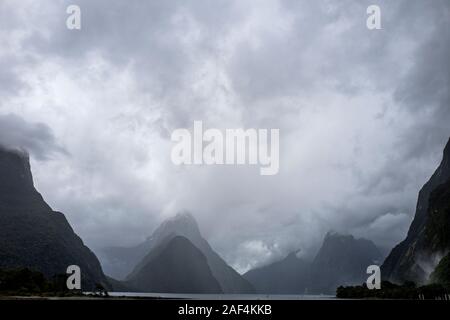 Un burrascoso Milford Sound nell Isola del Sud, Nuova Zelanda Foto Stock