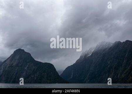 Un burrascoso Milford Sound nell Isola del Sud, Nuova Zelanda Foto Stock