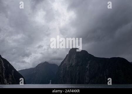 Un burrascoso Milford Sound nell Isola del Sud, Nuova Zelanda Foto Stock