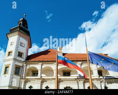 Torre del Castello di Maribor e bandiere a Maribor Foto Stock