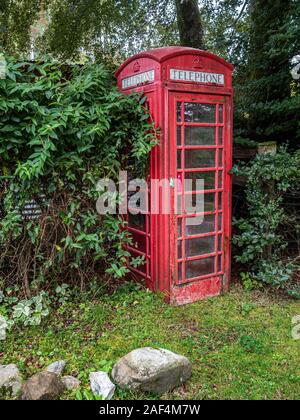 Un vecchio K6 rosso tipo di cabina telefonica che sono state introdotte dall'Ufficio Generale delle Poste nel Regno Unito nel corso di molti anni. Foto Stock