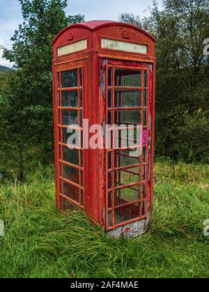 Un vecchio K6 rosso tipo di cabina telefonica che sono state introdotte dall'Ufficio Generale delle Poste nel Regno Unito nel corso di molti anni. Foto Stock