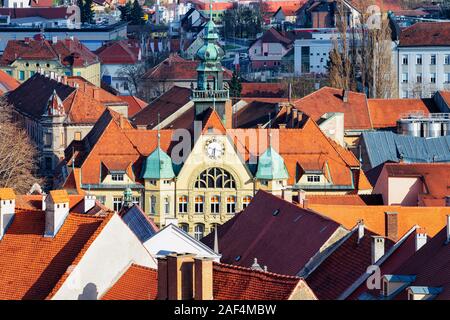 Paesaggio di Ptuj città vecchia con il Municipio in Slovenia Foto Stock