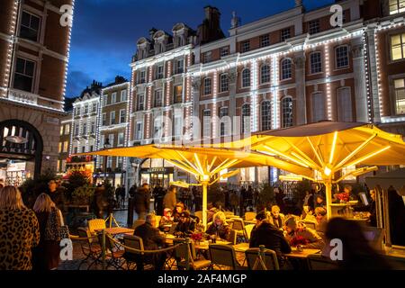 Covent Garden, nel West End di Londra, Gran Bretagna, mercato con molti negozi e bancarelle natalizie, Foto Stock