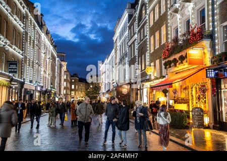 Covent Garden, nel West End di Londra, Gran Bretagna, mercato con molti negozi e bancarelle natalizie, Foto Stock