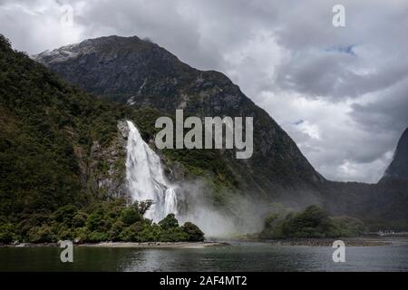 Un burrascoso Milford Sound nell Isola del Sud, Nuova Zelanda Foto Stock