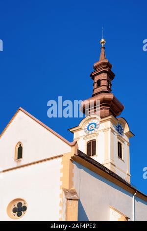 Quadrato con Saint James chiesa cattolica nella città di Leibnitz Austria Foto Stock