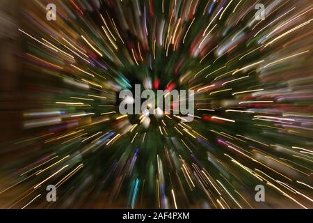 Ingrandire Christmas tree baubles colorate con luci sfocate Foto Stock