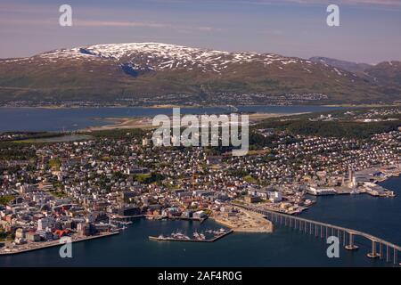 TROMSØ, Troms, Norvegia - Vista aerea della città di Tromsø, sull isola di Tromsøya. Foto Stock