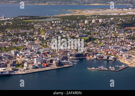TROMSØ, Troms, Norvegia - Vista aerea della città di Tromsø, sull isola di Tromsøya. Foto Stock