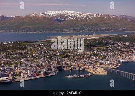 TROMSØ, Troms, Norvegia - Vista aerea della città di Tromsø, sull isola di Tromsøya. Foto Stock