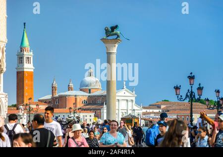 Panorama di Piazza San Marco con la Basilica di San Marco e la torre campanaria del Campanile di San Marco (il Campanile di San Marco a Venezia, Italia, Foto Stock