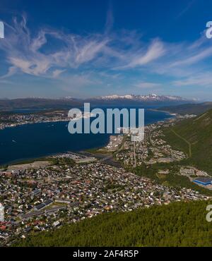 TROMSØ, Norvegia - Vista aerea di quartieri Tromsdalen, inferiore e Tomasjord, centro a destra nella città di Tromsø. Foto Stock