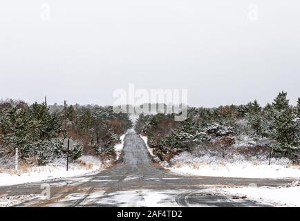 Strada tranquilla su una giornata invernale e in Amagansett, NY Foto Stock