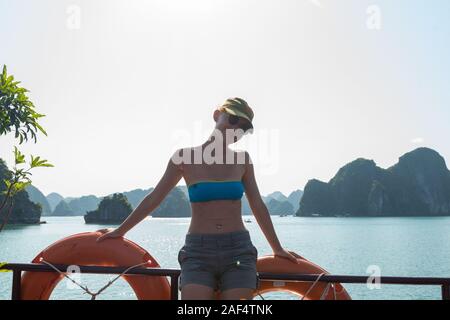 Turistico a Halong Bay Foto Stock