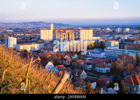 Romantico Paesaggio e paesaggio urbano di vigneti di Maribor Foto Stock