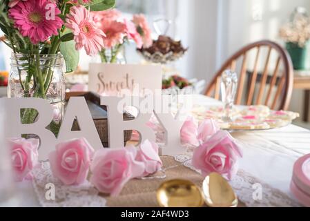 Shabby Chic rosa e oro baby shower decorazioni e tabella Foto Stock