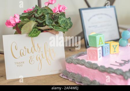 Shabby Chic rosa e oro baby shower decorazioni e tabella Foto Stock