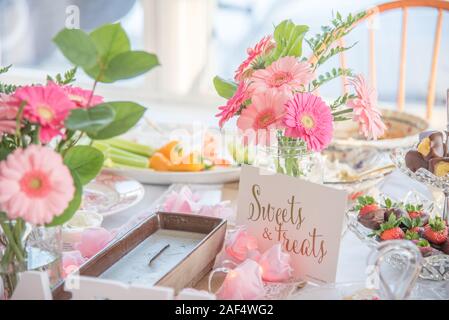 Shabby Chic rosa e oro baby shower decorazioni e tabella Foto Stock