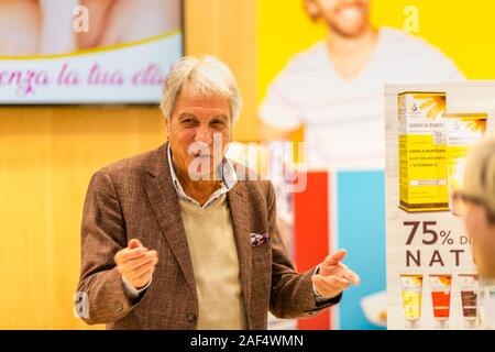 BOLOGNA (BO), Italia - 12 Aprile 2019: visitatore visita a Cosmofarma Exhibition, la farmacia è leader mondiale nella Comunità Foto Stock