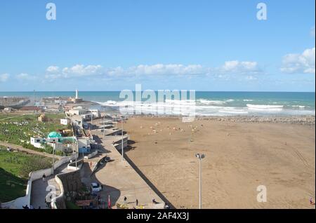 Spiaggia di Rabat (Plage de Rabat), guardando dalle fortificazioni della Kasbah di Udayas. Rabat, Marocco Foto Stock
