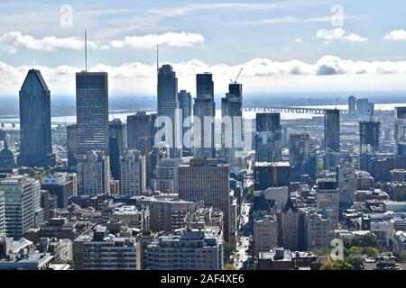Vista del centro di Montreal vista dalla cima del Mont Royal // la vue du Centre-ville de Montréal vue du sommet du mont Royal, Montreal, Quebec, Canada Foto Stock