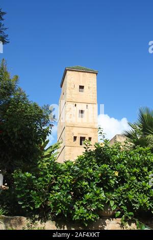 Vista della Torre del Padiglione di Moulay Ismail (ora il Museo di Oudayas), dai Giardini Andalusi, Kasbah del Udayas, Rabat, Marocco Foto Stock