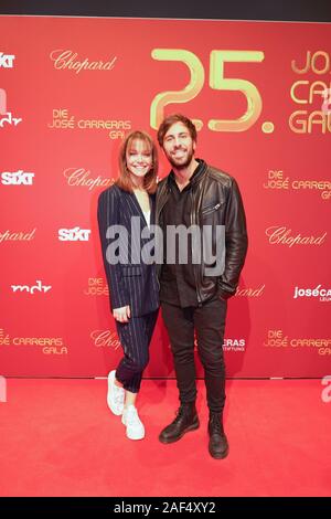 Lotte und Max Giesinger bei der 25. Jose Carreras Gala 2019 in der Halle:Eins der Messe Leipzig. Leipzig, 12.12.2019 Foto Stock