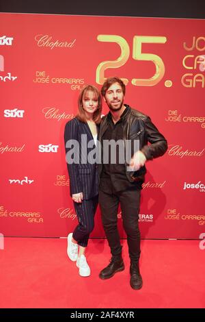 Lotte und Max Giesinger bei der 25. Jose Carreras Gala 2019 in der Halle:Eins der Messe Leipzig. Leipzig, 12.12.2019 Foto Stock