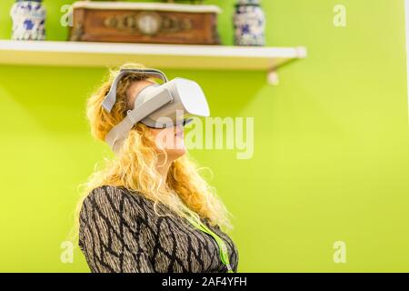 BOLOGNA (BO), Italia - 12 Aprile 2019: visitatore visita a Cosmofarma Exhibition, la farmacia è leader mondiale nella Comunità Foto Stock