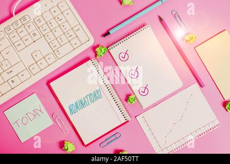 La scrittura della nota mostra le candidature. Il concetto di business per azione di nominare o essendo stato nominato per il premio di scrittura di attrezzature e computer degli animali Foto Stock