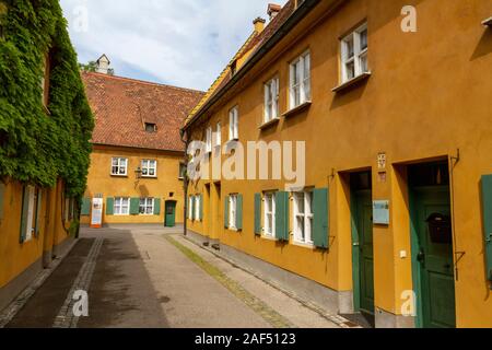 Visualizza in basso una tipica strada all'interno del quartiere di Fuggerei, un enclave murato entro la città di Augsburg, Baviera, Germania. Foto Stock