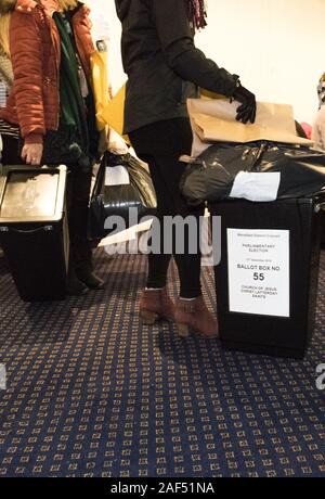 Mansfield, Nottinghamshire, Inghilterra, Regno Unito. , . Il primo scrutinio arrivare presso la sede di conteggio, il Centro Civico, Mansfield. Questa sede parlamentare che è stato vinto da Ben Bradley per il Partito Conservatore da uno stretto margine di voti 1,057 è uno dei principali motivi di battaglia tra le due parti principali della 12th. Dicembre elezione generale, soprattutto ora che il partito Brexit sono di non contestare questa sede. Credito: AlanBeastall/Alamy Live News Foto Stock