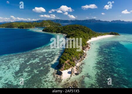 Vista aerea di mattina presto dell'isola di Malcapuya, Coron, Palawan, Filippine Foto Stock