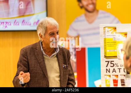 BOLOGNA (BO), Italia - 12 Aprile 2019: visitatore visita a Cosmofarma Exhibition, la farmacia è leader mondiale nella Comunità Foto Stock
