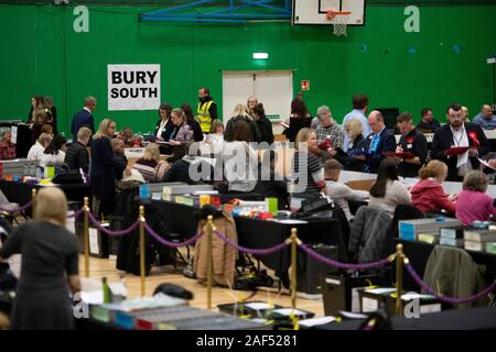 Bury, Regno Unito. Il 12 dicembre 2019. Una vista generale all'interno della sala di conteggio per l'elezione generale BRITANNICA 2019 per le circoscrizioni parlamentare di Bury Sud come inizia il conteggio, svoltasi presso il castello il centro per il tempo libero. Credito: Russell Hart/Alamy Live News Foto Stock